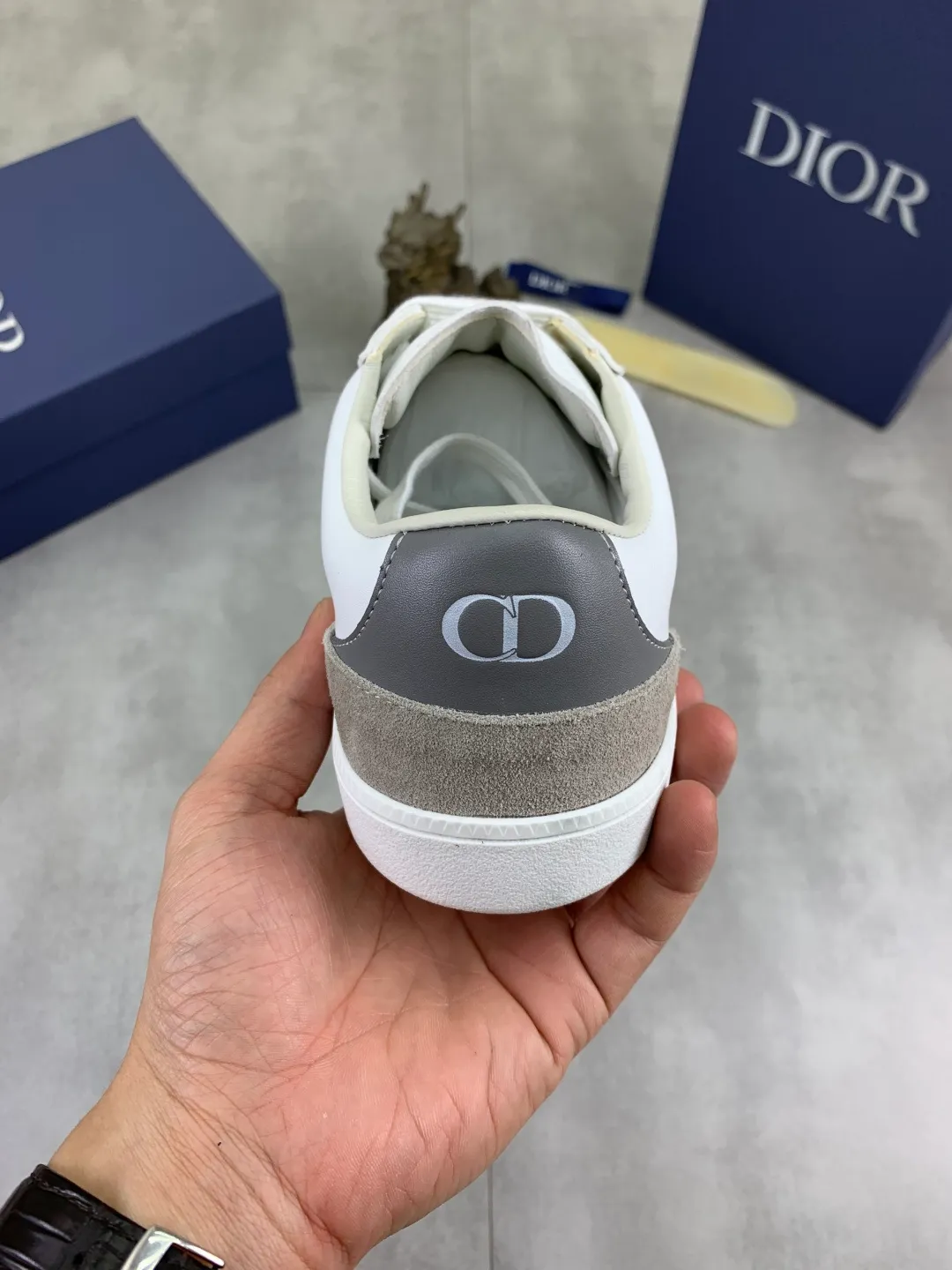 Men's shoes 💰P360 New Dior B01 moral training shoes, white first-layer cowhide, original molded outsole. New to the fall collection, this sneaker marks the return of a Dior classic, reinterpreted in a stylish and elegant silhouette. Crafted from white smooth first-grain cowhide with a tonal silk sheepskin lining, it features the Dior logo on the tongue and inner sides, and a CD icon on the heel. Paired with Tpu anti-slip soles of the same color, it can be matched with various styles to create a sophisticated look.  Code number: 38-44